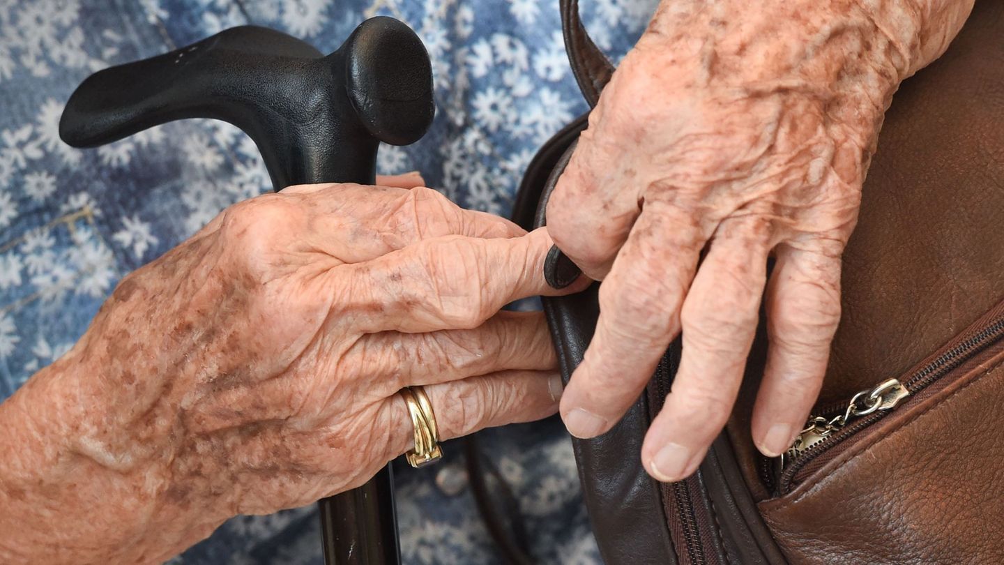 Mehr mindestens Hundertjährige leben in Deutschland. (Symbolbild) Foto: Arne Dedert/dpa