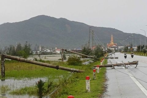 Viele Strommasten knickten in dem Sturm um. Foto: Viet Hoang/VNExpress/AP/dpa