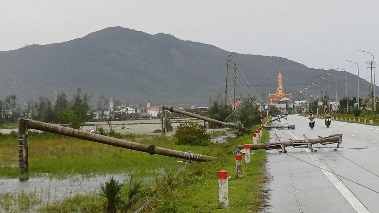 Viele Strommasten knickten in dem Sturm um. Foto: Viet Hoang/VNExpress/AP/dpa