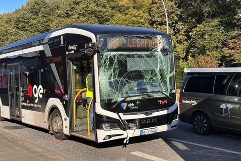 Ein Gelenk-Bus des HVV fährt auf einer Straße in Hamburg
