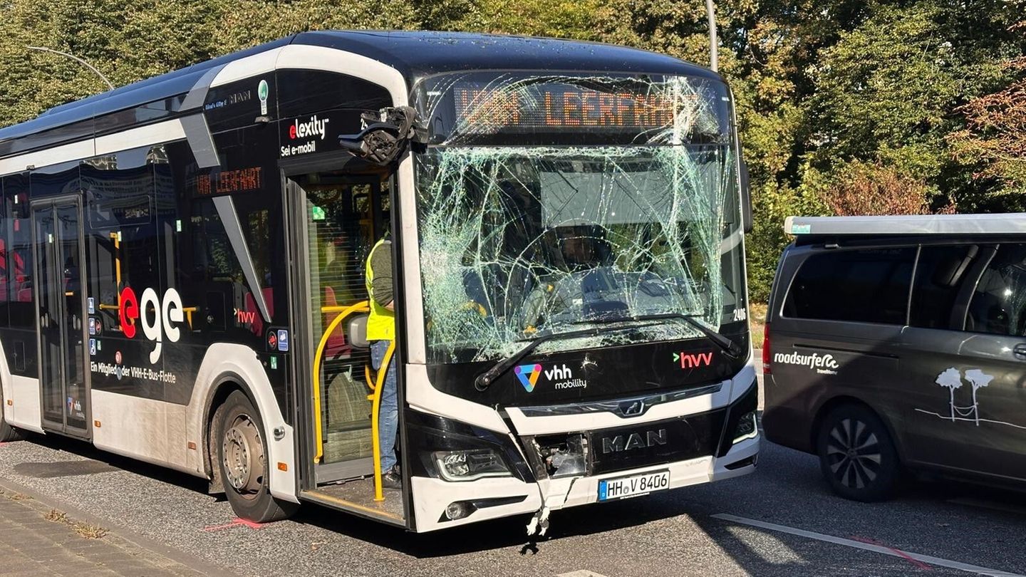 Ein Linienbus des HVV steht mit eingedrückter Front auf einer Straße in Hamburg