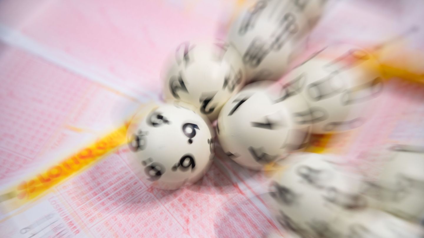 Ein Glücksvogel im Rhein-Main-Gebiet hat ein halbes Jahr lang nichts von seinem Millionengewinn im Lotto geahnt. (Symbolbild) Fo