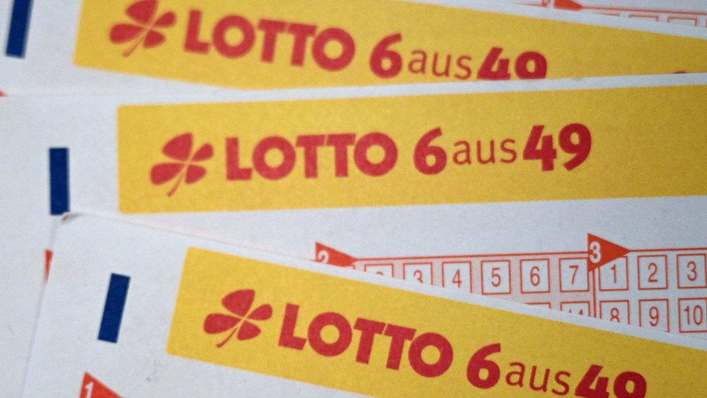 Lotto-Gewinner will eine Wohnzimmercouch kaufen