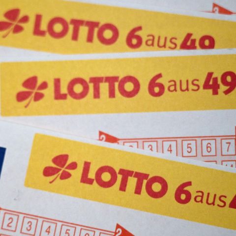 Lotto-Gewinner will eine Wohnzimmercouch kaufen