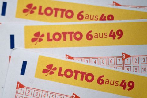 Lotto-Gewinner will eine Wohnzimmercouch kaufen