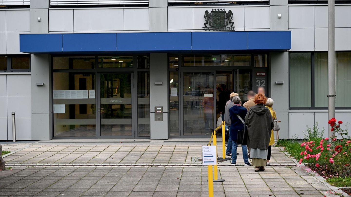 Die Verhandlung fand aus Platzgründen im Amtsgericht Laufen statt. Foto: Felix Hörhager/dpa