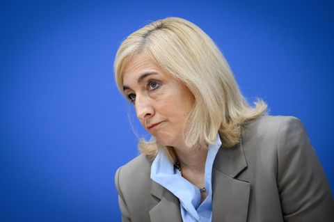 Gesundheitsministerin Nina Warken (CDU) tritt auf einer Pressekonferenz auf