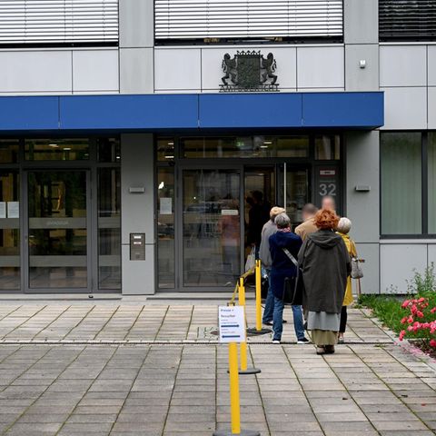 Eiskeller-Prozess: Besucher stehen Schlange beim Amtsgericht