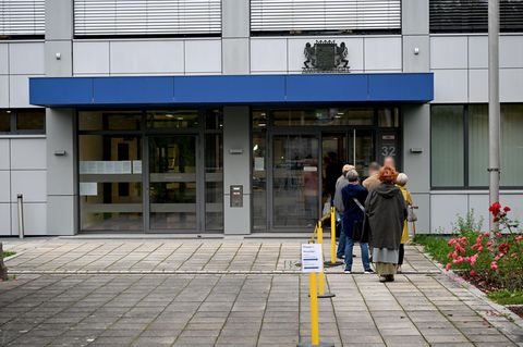Eiskeller-Prozess: Besucher stehen Schlange beim Amtsgericht