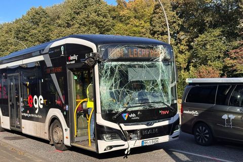 Insgesamt wurden bei dem Unfall zwölf Menschen verletzt. Foto: Bodo Marks/dpa