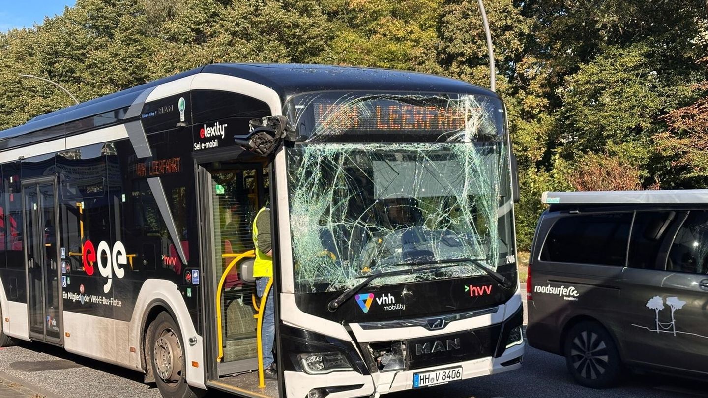 Insgesamt wurden bei dem Unfall zwölf Menschen verletzt. Foto: Bodo Marks/dpa