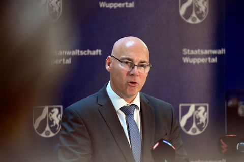 Der Wuppertaler Oberstaatsanwalt Wolf-Tilman Baumert informierte über die Razzia in vier NRW-Städten. (Archivbild) Foto: Roberto