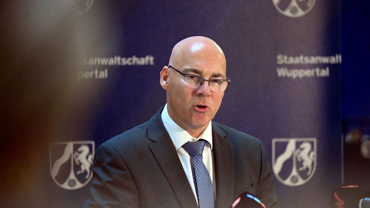Der Wuppertaler Oberstaatsanwalt Wolf-Tilman Baumert informierte über die Razzia in vier NRW-Städten. (Archivbild) Foto: Roberto