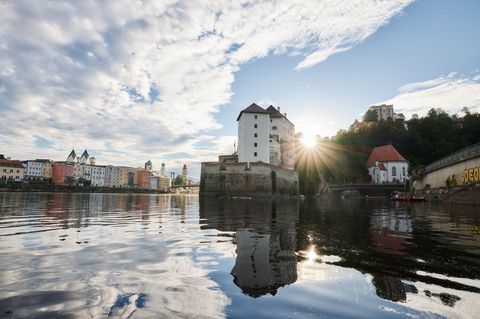 Die Passauer Altstadt ist ein beliebtes Ziel für Flusskreuzfahrten (Symbolbild) Foto: Tobias Köhler/dpa