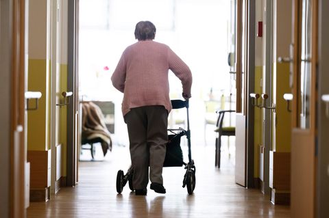 Debatte um Pflegegrad 1: Seniorin mit Rollator