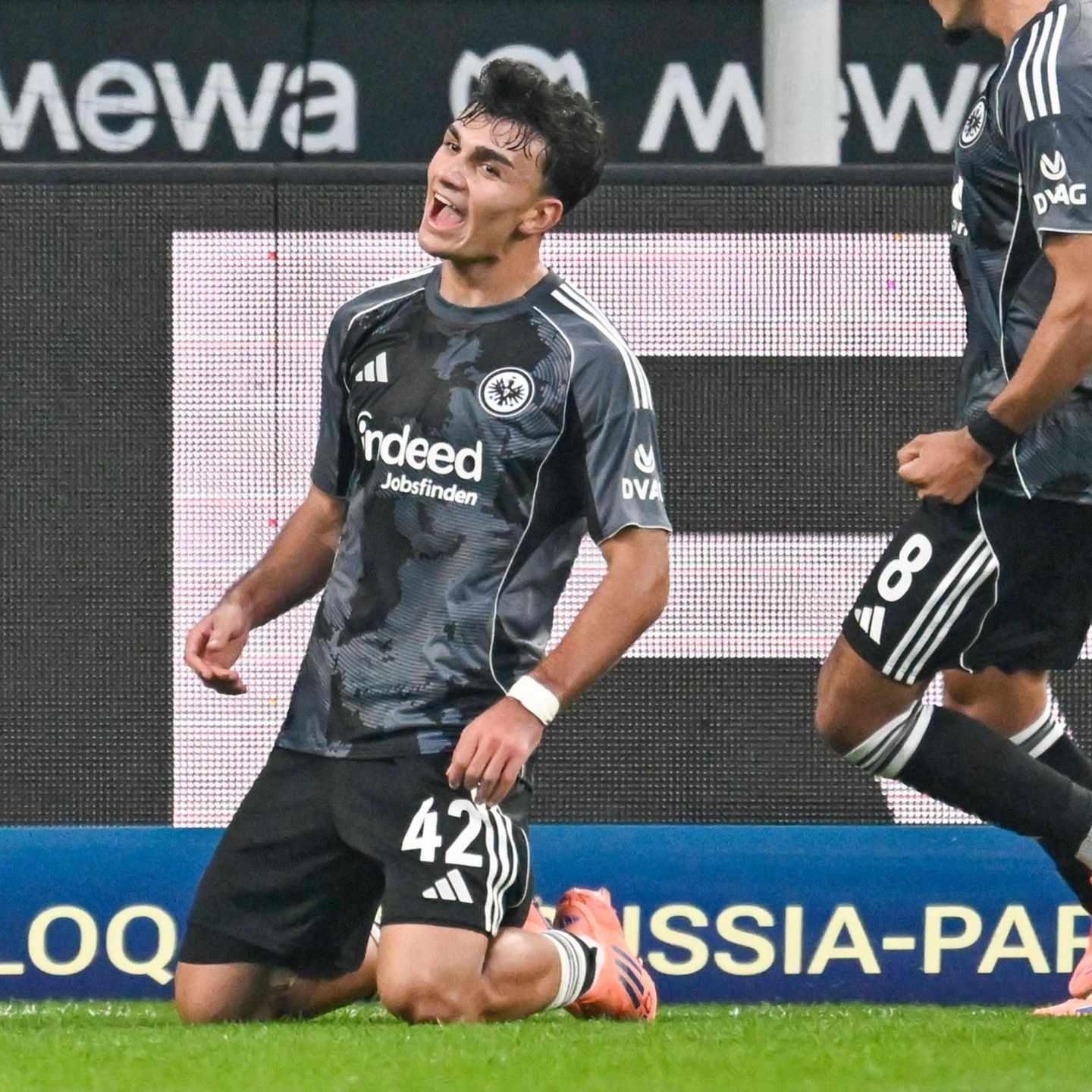 Eintracht Frankfurts Can Uzun (l.) feiert seinen Treffer gegen Borussia Mönchengladbach