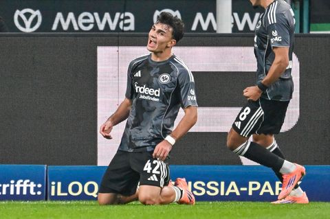 Eintracht Frankfurts Can Uzun (l.) feiert seinen Treffer gegen Borussia Mönchengladbach