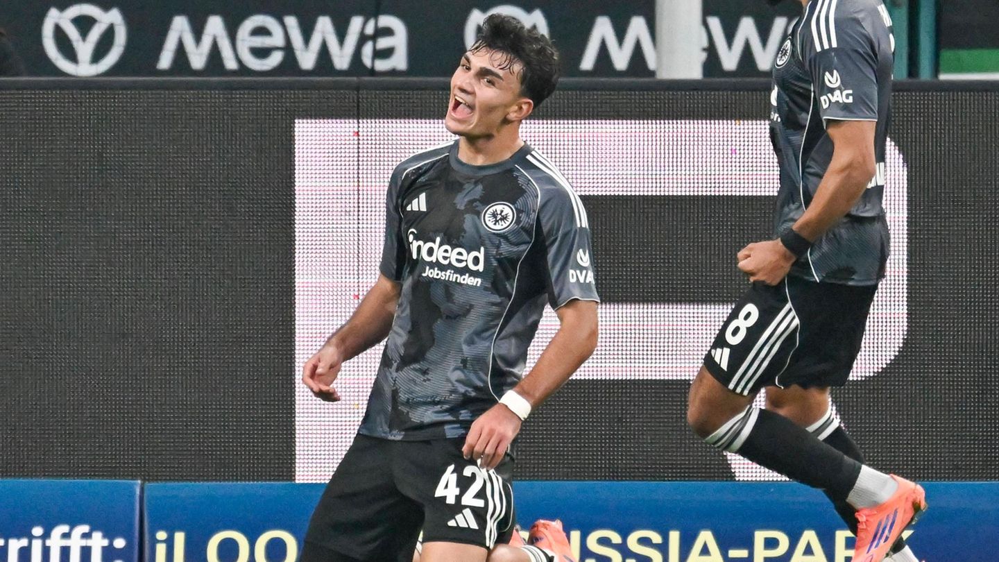 Eintracht Frankfurts Can Uzun (l.) feiert seinen Treffer gegen Borussia Mönchengladbach