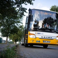 Ein Bus brachte die Geflüchteten am Morgen in eine neue Unterkunft. Foto: Philip Dulian/dpa