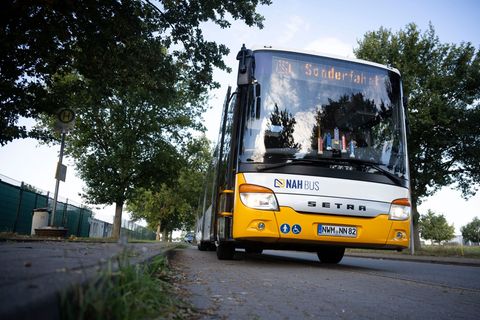 Ein Bus brachte die Geflüchteten am Morgen in eine neue Unterkunft. Foto: Philip Dulian/dpa
