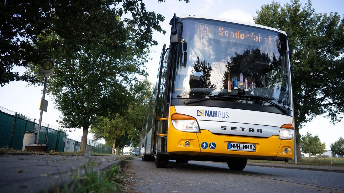 Ein Bus brachte die Geflüchteten am Morgen in eine neue Unterkunft. Foto: Philip Dulian/dpa