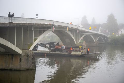 Nacht rammt ein Schiff gleich zwei Moselbrücken, morgens im Nebel müssen Einsatzkräfte auf der Suche nach Schäden genau hinschau