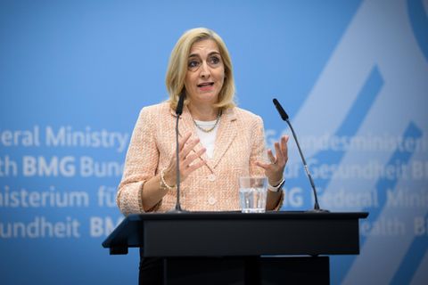 Gesundheitsministerin Nina Warken (CDU) tritt auf einer Pressekonferenz auf