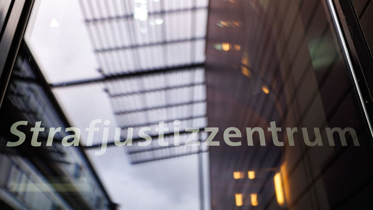 Der Angeklagte soll seine Mutter mit Händen und Füßen traktiert haben. (Archivbild) Foto: Daniel Karmann/dpa