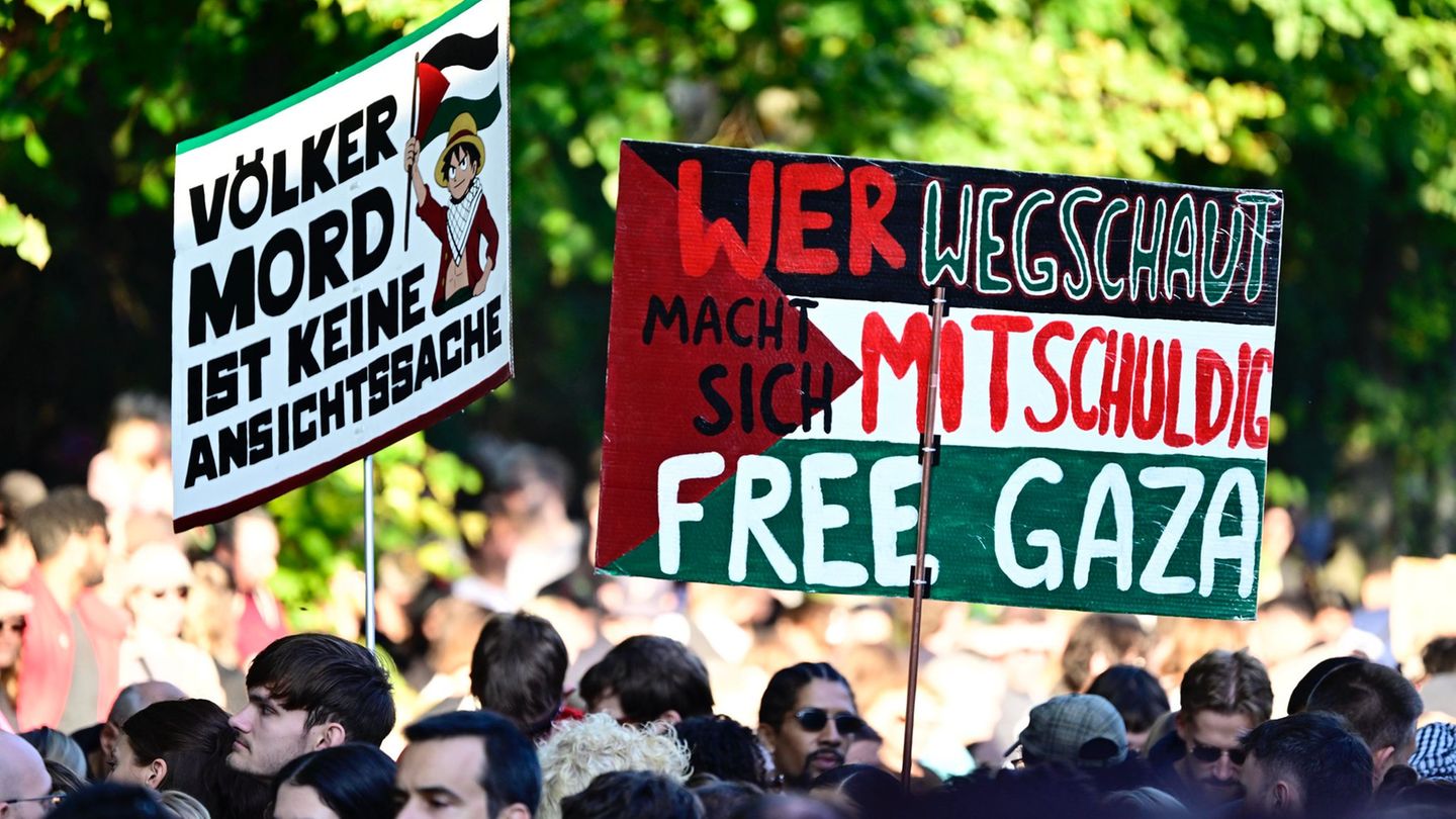Eine neue Demonstration in Stuttgart und Berlin will ein Zeichen setzen gegen Kriege. (Archivbild) Foto: Fabian Sommer/dpa