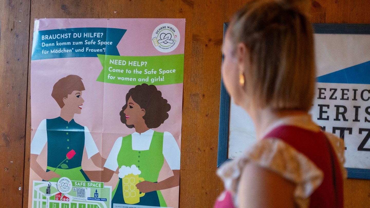 Der "Safe Space" wirbt unter anderem mit Plakaten und Flyern (Archivbild). Foto: Leonie Asendorpf/dpa