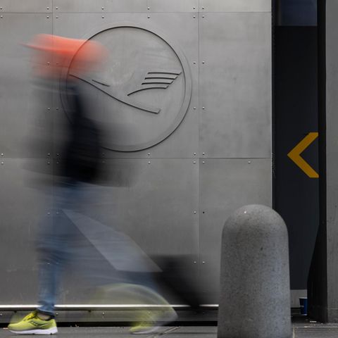 Lufthansa-Logo, Mensch geht vorbei