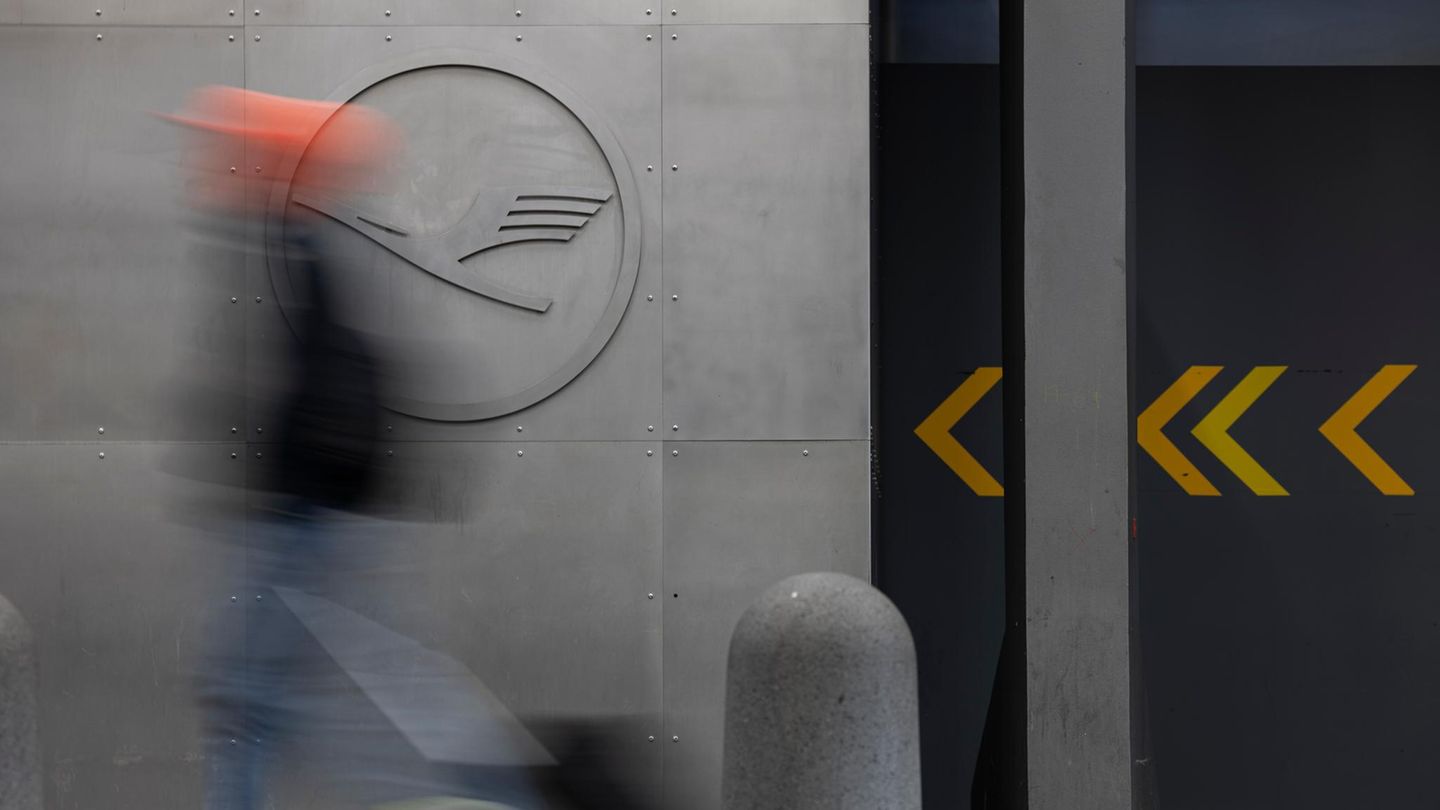 Lufthansa-Logo, Mensch geht vorbei
