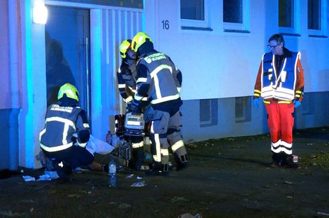 Rettungskräfte kümmern sich nach der Auseinandersetzung im Gelsenkirchener Stadtteil Bismarck um eine Person