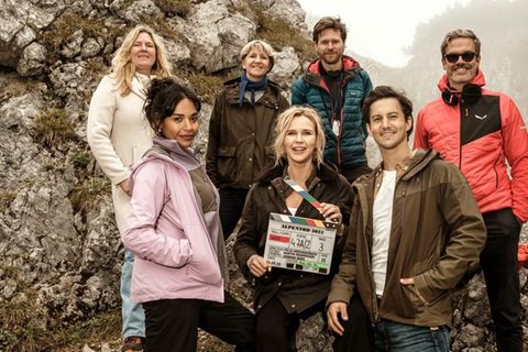 Das Produktionsteam zeigt sich zum Drehstart gut gelaunt - vorne die Hauptdarsteller Salka Weber (l.), Veronica Ferres und Tim