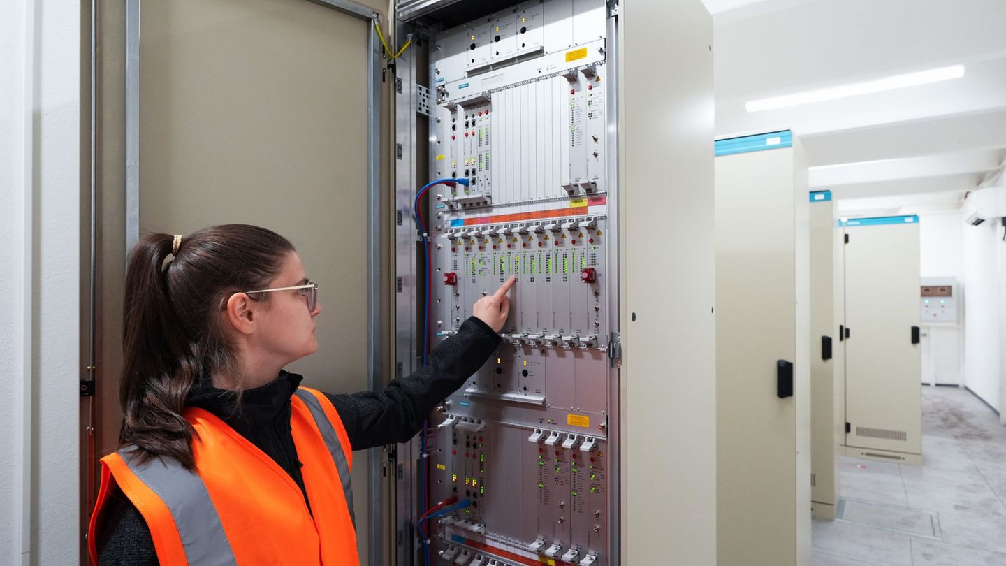 Das neue elektronische Stellwerk der BVG am Alexanderplatz ist bereits fertig und soll Im Laufe des Oktober in Betrieb gehen. Fo