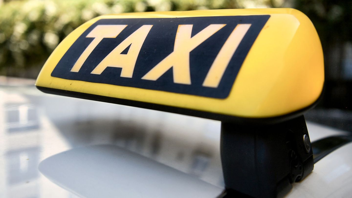 Ein Mädchen hat sich per Taxi vom Wasen nach Hause fahren lassen - aber nicht bezahlt. (Symbolbild) Foto: Paul Zinken/dpa