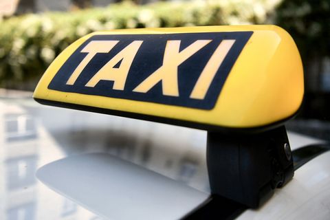 Ein Mädchen hat sich per Taxi vom Wasen nach Hause fahren lassen - aber nicht bezahlt. (Symbolbild) Foto: Paul Zinken/dpa