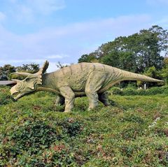 Dinosaurier-Figur im Freizeitpark Field Station in New Jersey