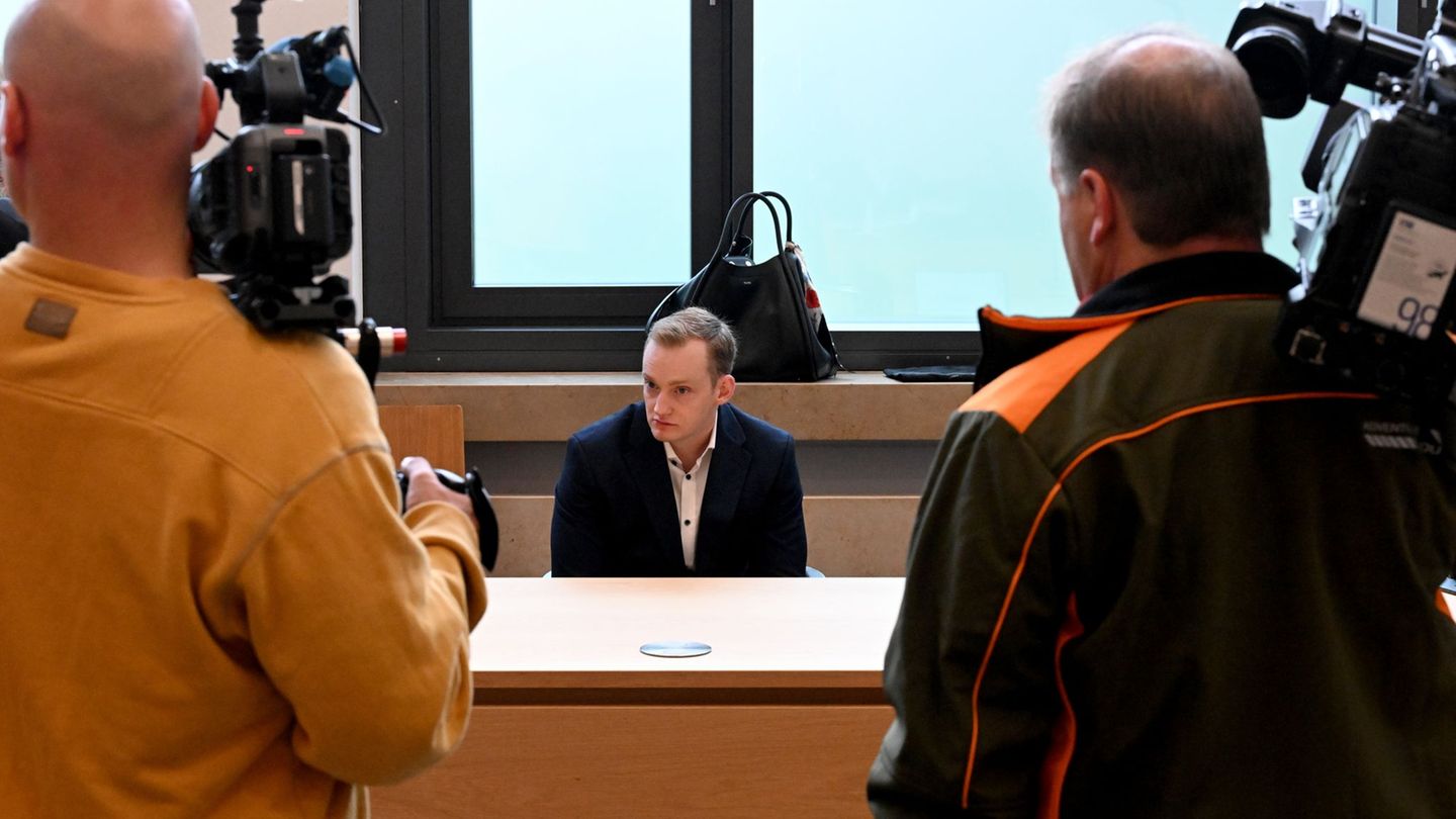 Der Angeklagte will ausdrücklich nicht gepixelt werden. "Er hat nichts falsch gemacht", sagt seine Anwältin. Foto: Felix Hörhage