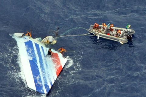 Bergung eines Trümmerteils der Maschine im Atlantik