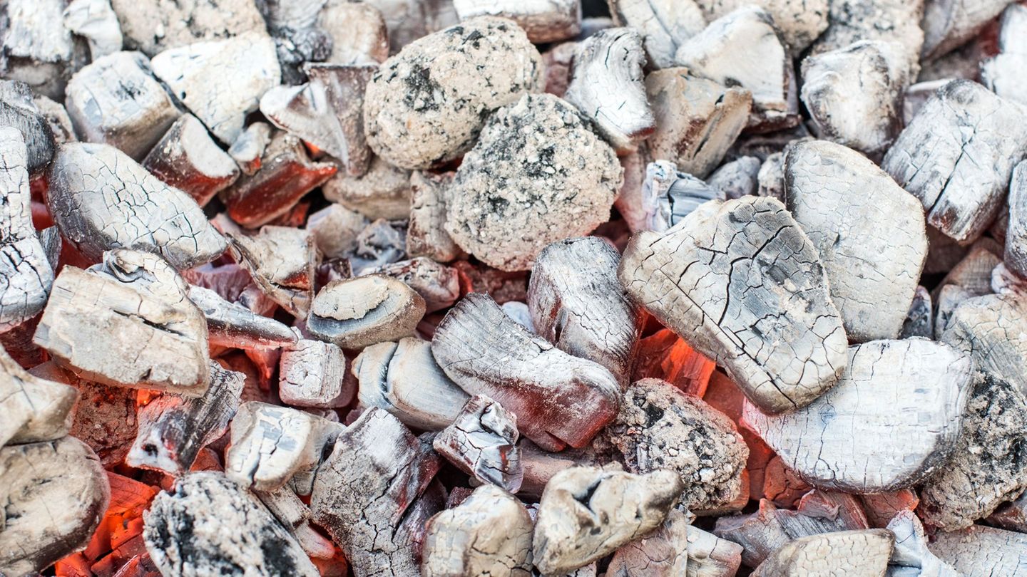 Mit einem Holzkohlegrill hat ein Mann in Heilbronn seine Wohnung heizen wollen. (Symbolbild) Foto: picture alliance / ZB
