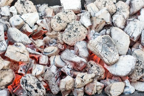 Mit einem Holzkohlegrill hat ein Mann in Heilbronn seine Wohnung heizen wollen. (Symbolbild) Foto: picture alliance / ZB