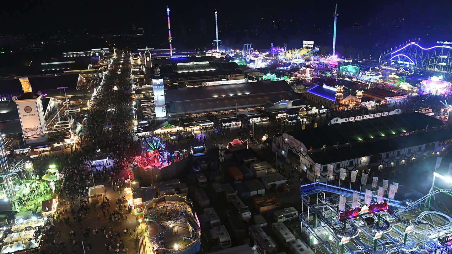 Zwei Ordner sollen gegen die Oktoberfestverordnung verstoßen haben. (Archivbild) Foto: Felix Hörhager/dpa