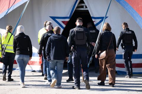 Nach dem tödlichen Sturz einer Artistin ermitteln Experten zur Ursache. Foto: Sebastian Kahnert/dpa