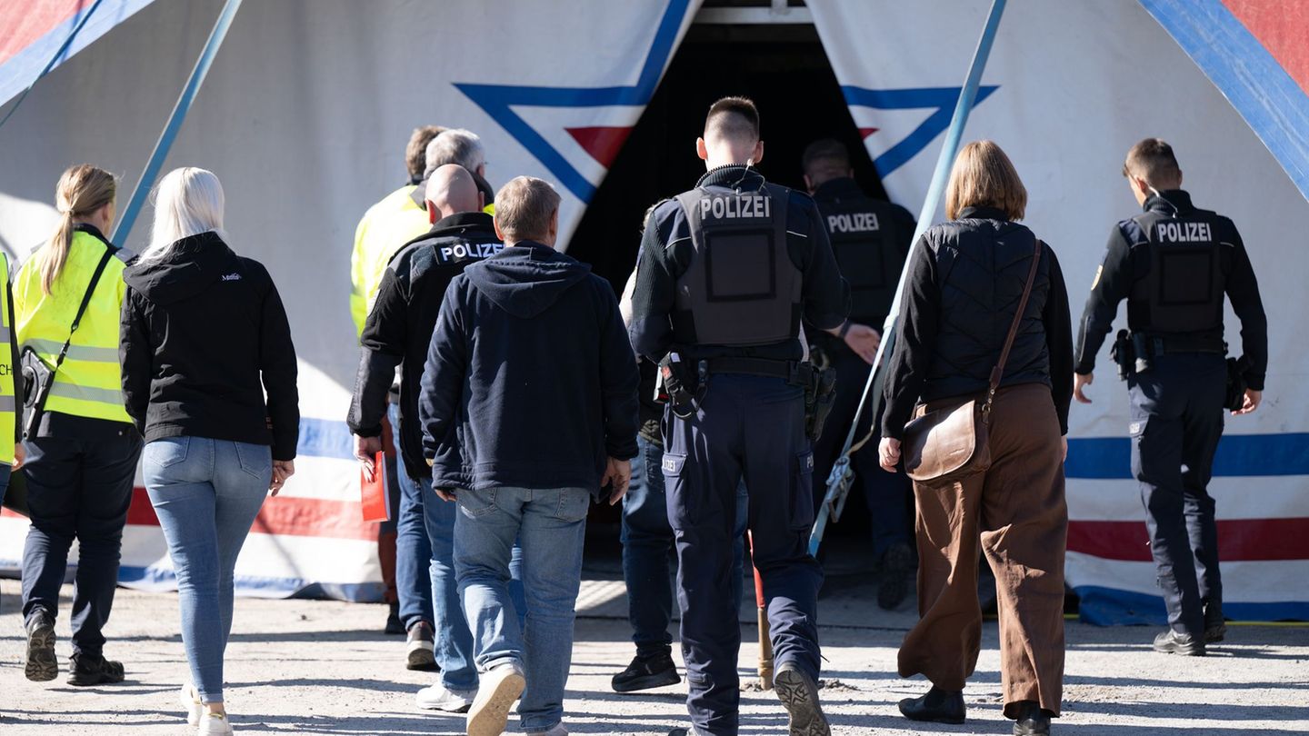 Nach dem tödlichen Sturz einer Artistin ermitteln Experten zur Ursache. Foto: Sebastian Kahnert/dpa