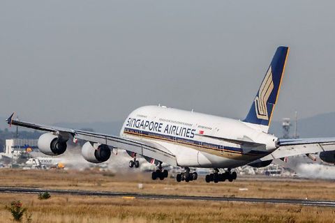 Das Doppeldecker-Flugzeug A380 landet auf einer Landebahn am Flughafen