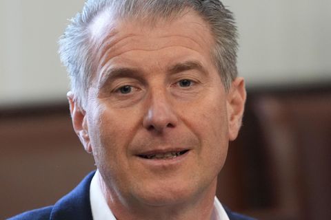 Stephan Hensel sitzt im Gerichtssaal
