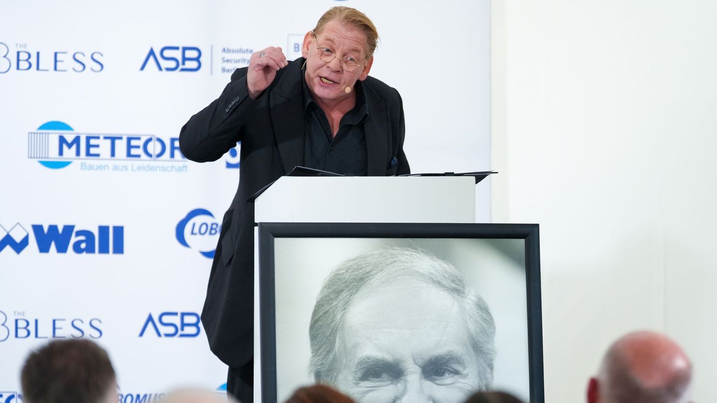 Ben Becker erinnerte bei einer Feier an Harald Juhnke. Foto: Soeren Stache/dpa