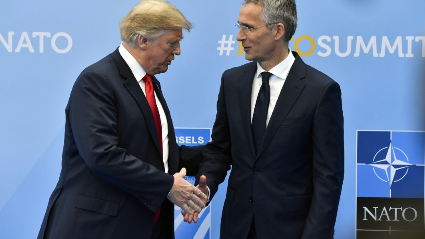 Stoltenberg (r.) und Trump 2018 in Brüssel