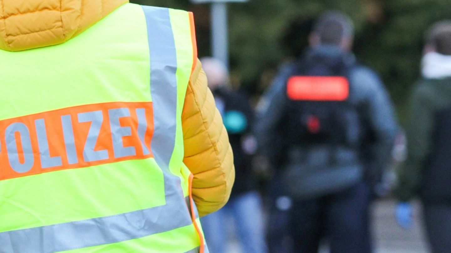 Polizeibeamter mit Warnweste in einem Einsatz